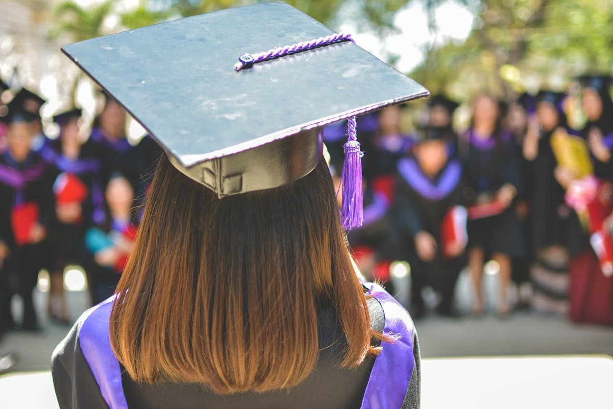 Estudiante con toga y birrete el día de su grado de bachiller