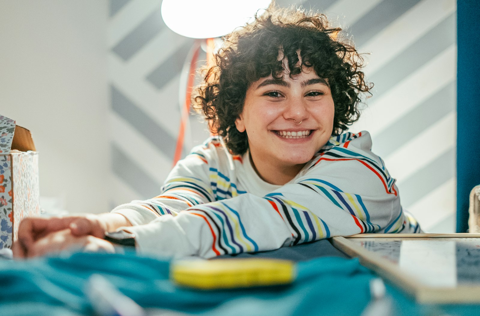 Estudiante sonriendo en su mesa de estudio