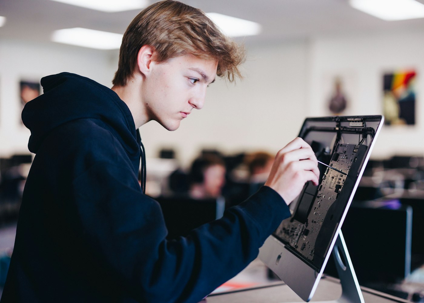 Adolescente explorando el interior de un computador