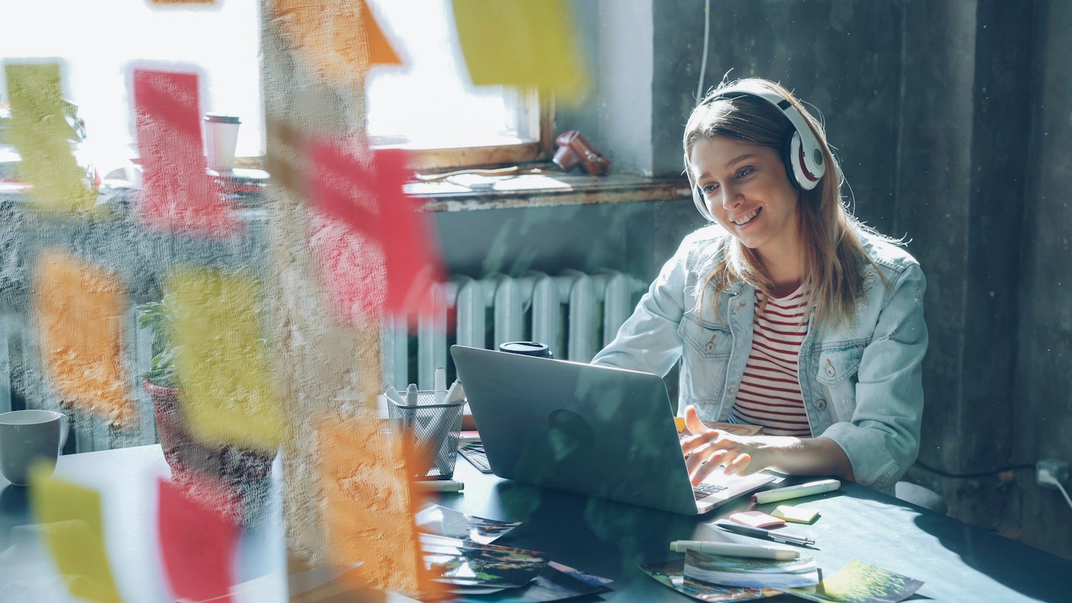 Adolescente trabajando en su computador durante una actividad de aprendizaje
