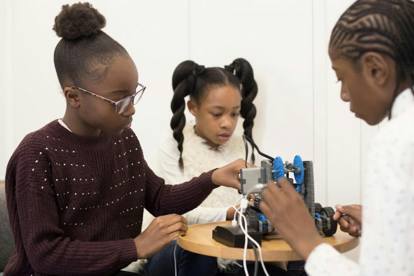 Estudiantes adolescentes trabajando juntos en un proyecto de tecnología